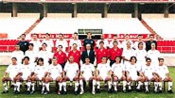 La plantilla se reunió para hacerse la foto oficial de la pretemporada, junto a José María del Nido.