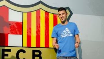 <b>SUEÑO CUMPLIDO. </b>David Villa llegó ayer a Barcelona y posó con el escudo del Barça en las oficinas.