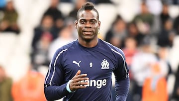 Mario Balotelli durante un calentamiento con el Marsella.