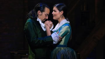 En esta imagen publicada por Disney Plus, Lin-Manuel Miranda interpreta a Alexander Hamilton, a la izquierda, y Phillipa Soo interpreta a Eliza Hamilton en una versi&oacute;n filmada de la producci&oacute;n original de Broadway de &quot;Hamilton&quot;.