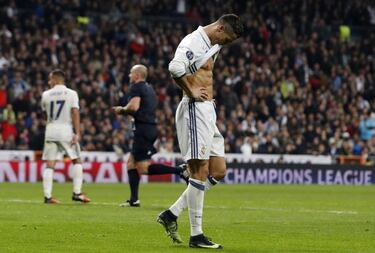 Cristiano scolds Real Madrid fans whistles with his own gesture