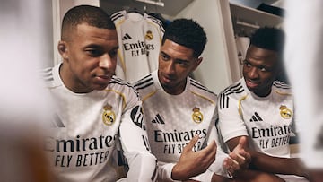 Kylian Mbappé, Jude Bellingham y Vinicius con la nueva equipación del Real Madrid para la temporada 2025-26.