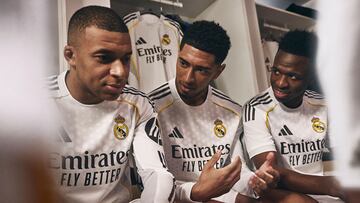Kylian Mbappé, Jude Bellingham y Vinicius con la nueva equipación del Real Madrid para la temporada 2025-26.