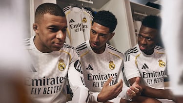 Kylian Mbappé, Jude Bellingham y Vinicius con la nueva equipación del Real Madrid para la temporada 2025-26.
