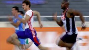 <b>EN EL BUEN CAMINO. </b>Lemaitre hizo el mejor tiempo en su serie. En la imagen, el francés supera al inglés Mark Lewis-Francis.