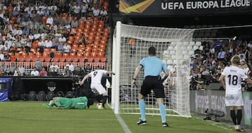 Con el triunfo 2-4 en Mestalla, Arsenal sentenció la serie 7-3 sobre Valencia para clasificar a la final de la Europa League, en la que enfrentará al Chelsea. Finales europeas con cuatro clubes ingleses.