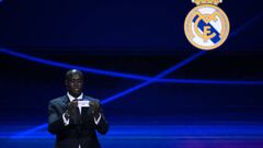 Yayá Toure, sacando la bola del Real Madrid en el sorteo de la Champions.