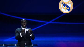 Yayá Toure, sacando la bola del Real Madrid en el sorteo de la Champions.