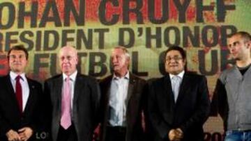 <b>LA FOTO BUSCADA POR LAPORTA. </b>Con Begiristain, Charlton, Cruyff, Eusebio y Guardiola, aunque éste, un poco separado del grupo.