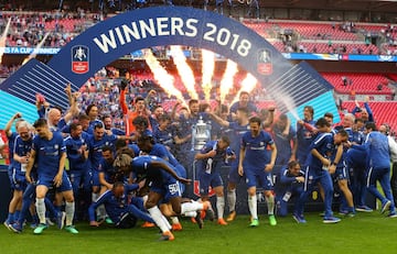 El Chelsea derrot&oacute; 1-0 al Manchester United en la final de la FA Cup, disputada en Wembley, y logr&oacute; su octavo t&iacute;tulo de copa. El gol lo anot&oacute; Eden Hazard de penalti al 22&#039;. De esta forma, Antonio Conte termin&oacute; con sabor agridulce su etapa como entrenador &#039;blue&#039; y Mourinho finaliz&oacute; la temporada sin t&iacute;tulos con los &#039;Red Devils&#039;. 