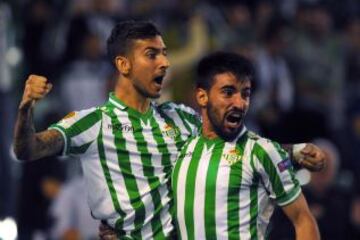Betis-Vitoria Guimaraes. Vadillo celebra el 1-0 con Chuli.
