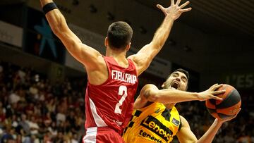 Jaime Fernández, base del Lenovo Tenerife, hace un escorzo en su entrada a canasta ante Máximo Fjellerup, escolta del Básquet Girona.