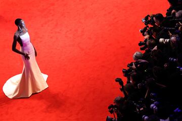 Lupita Nyong'o asiste al estreno de "Small Things Like These" y a la alfombra roja de apertura del 74.º Festival Internacional de Cine de Berlín, en el Berlinale Palast, el 15 de febrero de 2024 en Berlín, Alemania.