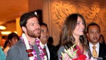 <b>AGASAJADOS. </b>Así recibieron a Xabi Alonso y su mujer Nagore.