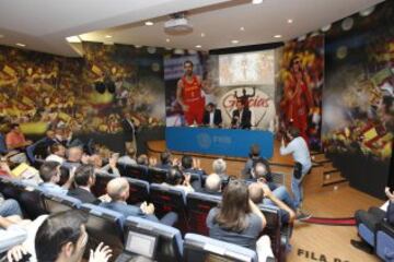 José Manuel Calderón junto al presidente de la Federación de baloncesto Jorge Garbajosa.