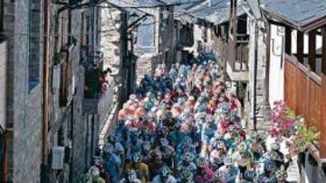 <b>INTERNACIONAL. </b>El pelotón pasa por un pequeño pueblo, El Acebo. En 2009, también por Holanda.