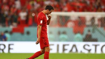 Soccer Football - FIFA World Cup Qatar 2022 - Group D - Denmark v Tunisia - Education City Stadium, Al Rayyan, Qatar - November 22, 2022 Denmark's Thomas Delaney is substituted after sustaining an injury REUTERS/Kai Pfaffenbach