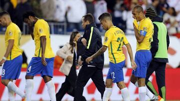 -FOTODELDIA- FOX123. FOXBOROUGH (EEUU), 12/06/2016.- Jugadores de Brasil salen del campo luego de perder ante Perú hoy, domingo 12 de junio de 2016, en un partido entre Brasil y Perú en el Grupo B de la Copa América Centenario en el estadio Gillete de Foxborough (Estados Unidos). EFE/MAURICIO DUEÑAS CASTAÑEDA