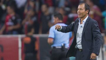 El técnico del Atlas desborda alegría tras la victoria de su equipo por 2-0 sobre Tigres. Vencer al campeón del fútbol mexicano no es poca cosa.