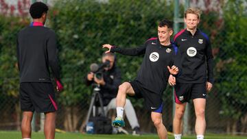 GRAFCAT1548. SANT JOAN DESPÍ (BARCELONA) (ESPAÑA), 02/12/2024.-El defensa del FC Barcelona, Marc Casadó (c) y el centrocampista neerlandés del FC Barcelona, Frenkie de Jong (d), durante el entrenamiento que realiza este lunes la plantilla barcelonista en la Ciudad Deportiva Joan Gamper para preparar el partido de liga que disputarán mañana ante el RCD Mallorca en el estadio de Son MoixEFE/ Alejandro García