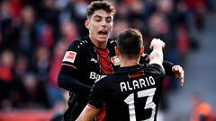 Lucas Alario y Kai Havertz celebran el quinto gol del Leverkusen.