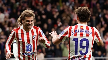 Griezmann celebra con Julián Alvarez uno de sus goles ante el Levante.
