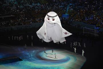 La mascota de Qatar 2022, La'eeb, durante la ceremonia de apertura.