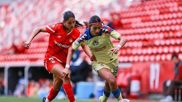 Melisa Ramos (L) of Toluca fights for the ball with Angelique Saldivar (R) of America during the 9th round match between Toluca and America as part of the Torneo Clausura 2024 Liga MX Femenil at Nemesio Diez Stadium on March 04, 2024 in Toluca, Estado de Mexico, Mexico.