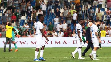 Reggio Emilia (Italy), 19/08/2018.- Inter players show their dejection after the Italian Serie A soccer match between US Sassuolo Calcio and Inter Milan in Reggio Emilia, Italy, 19 August 2018. (Italia) EFE/EPA/SERENA CAMPANINI