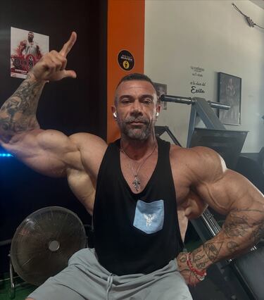 Es originario de Vélez. Consiguió su tarjeta de atleta profesional de la IFBB en la categoría Classic Bodybuilding en septiembre de 2017. Se ha proclamado Campeón del Mundo Profesional IFBB de Classic Physique (en la primera edición de esta categoría, celebrada en Roma en 2018). También fue Campeón Europeo en Élite Pro Nafplio en 2018.