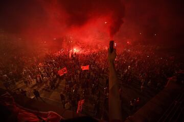 Seguidores del Liverpool celebran por las calles de la ciudad la primera liga de su equipo en 30 años.
