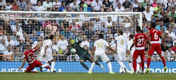 Real Madrid 3-2 Granada | Hubo una prolongación en el primer palo de Víctor Díaz y hasta dos jugadores del Granada entraban a rematar en el segundo. Finalmente, fue Duarte el que remató a gol.
