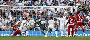 Real Madrid 3-2 Granada | Hubo una prolongaci¨®n en el primer palo de V¨ªctor D¨ªaz y hasta dos jugadores del Granada entraban a rematar en el segundo. Finalmente, fue Duarte el que remat¨® a gol.