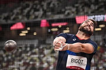 El francés Quentin Bigot compite en la final masculina de lanzamiento de martillo.