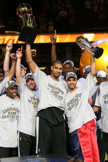 En 2007, Tim Duncan #21 y Tony Parker #9 celebrando con el trofeo Larry O'Brien.