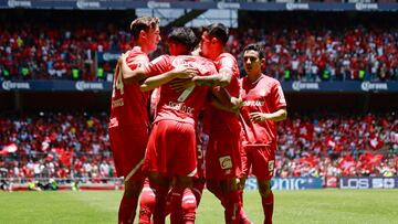MEX424. TOLUCA (MÉXICO),16/07/2023.- Los jugadores de Toluca celebran un gol ante FC Juárez, durante un partido correspondiente a la jornada 3 del torneo mexicano de fútbol, disputado en el estadio Nemesio Diez, en Toluca (México). EFE/Felipe Gutiérrez
