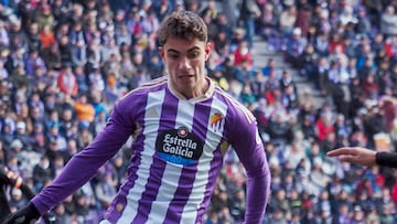 VALLADOLID, 29/01/2023.- Samuel Lino (d), del Valencia C.F., intenta controlar el balón ante Lucas Rosa, del Real Valladolid, durante el partido de LaLiga Santander que enfrenta a sus equipos este domingo en Valladolid. EFE/ R. García