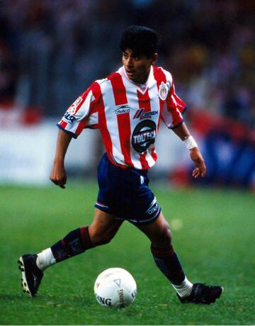 Jugó tres años para Chivas, disputando más de 100 encuentros con la playera rojiblanca. 