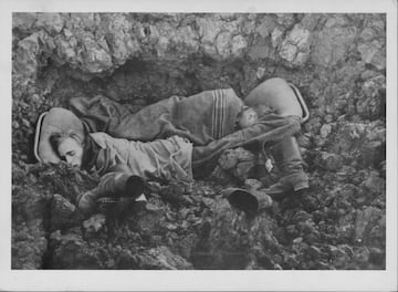 Soldados alemanes durmiendo en el cr¨¢ter de una bomba en el frente de Rusia.
