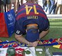 Homenajes espontáneos a Cruyff en la puerta del Camp Nou