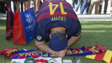 Homenajes espontáneos a Cruyff en la puerta del Camp Nou
