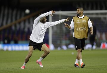 Dani Alves y Tomas Rincón.