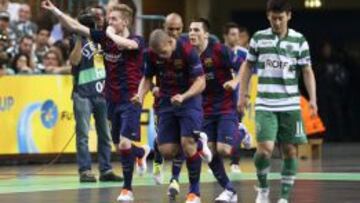 Bater&iacute;a (izquierda) celebra su gol con Ferrao, Ari y Dyego.