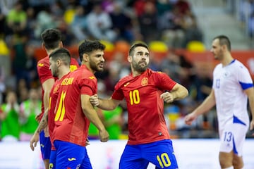 Cecilio celebra el primer gol de España en Cartagena