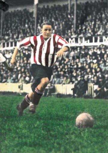 Jugó desde 1929 hasta 1940 un total de marcando un total de 148 goles.
