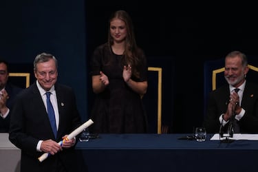 Mario Draghi, Premio Princesa de Asturias de Cooperación Internacional 2025 y la princesa Leonor durante la ceremonia de los Premios Princesa de Asturias 2025.