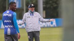 Fernando V&aacute;zquez dando &oacute;rdenes en el entrenamiento del Deportivo en Abegondo.