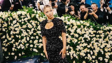 La actriz Sydney Sweeney posando con un vestido de mangas cortas de Miu Miu.