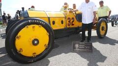 Al Unser Sr. con el histórico Marmon Wasp.