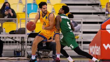 Javier Beirán, del Herbalife Gran Canaria, ante Mundford (Frutti Extra Bursaspor).